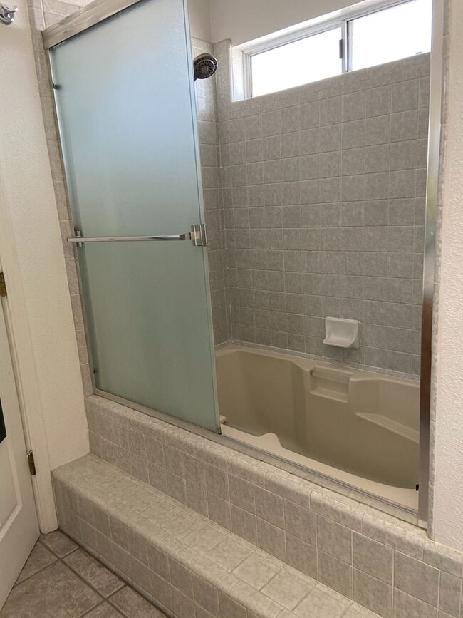 Building Photo - Charming home available - desirable Atwate...