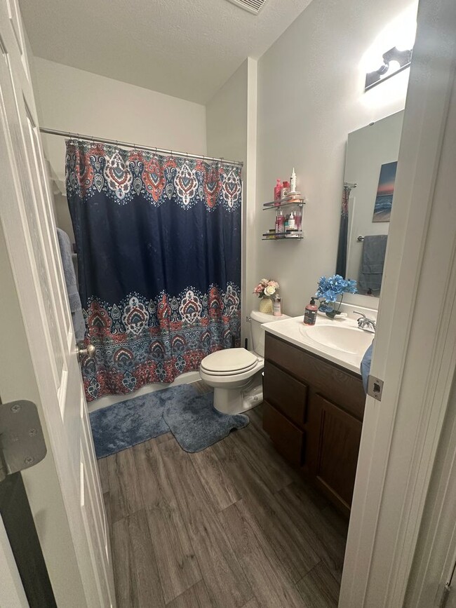 Building Photo - Available NOW - 5 bedroom, 3 full bathroom house - $2,950/month