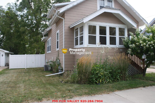 Building Photo - Fenced in Yard