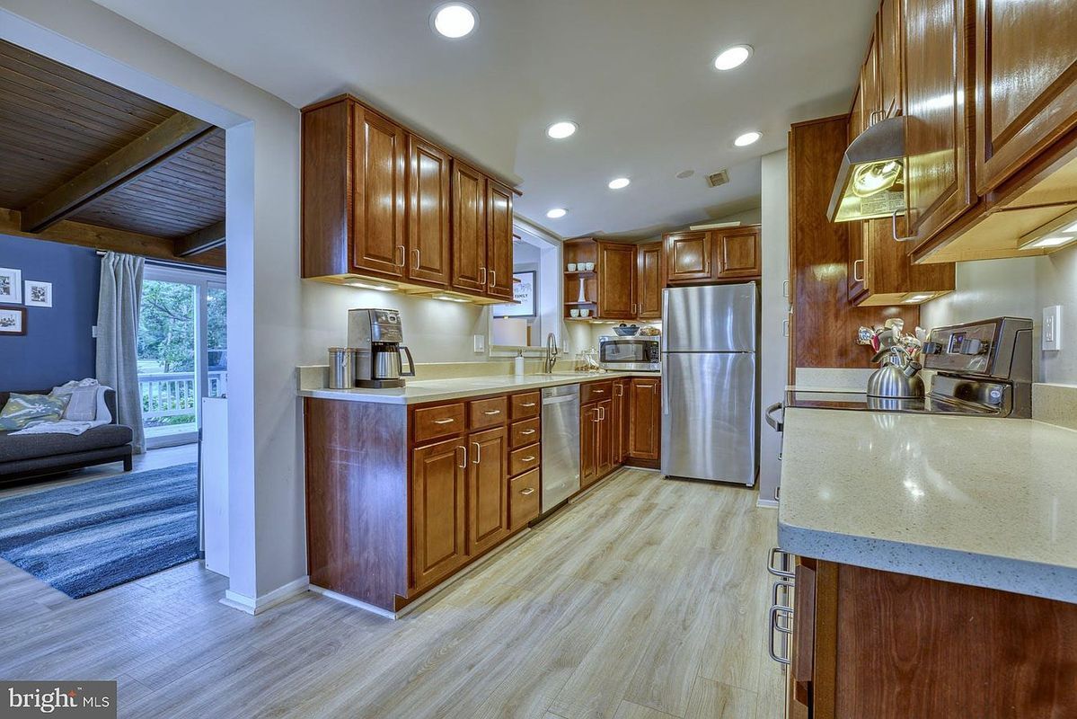 Building Photo - 3402 Hemlock Dr