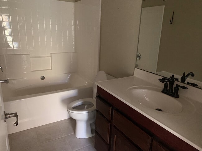 Building Photo - 2BR, 2.5 Ba End unit townhouse in Pikes Place