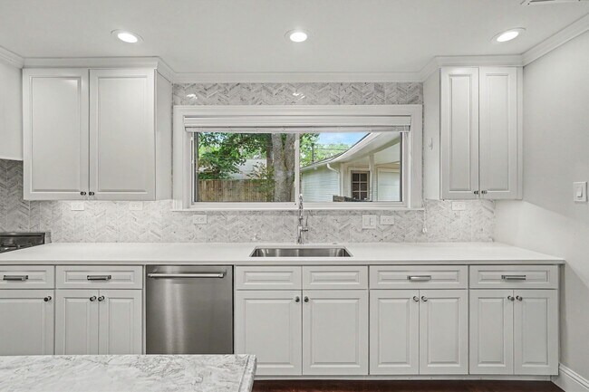 Building Photo - 751 Bison Dr