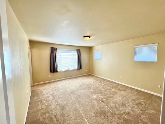 Building Photo - MOVE IN READY: 4bd 2.5ba 2,086 sq ft