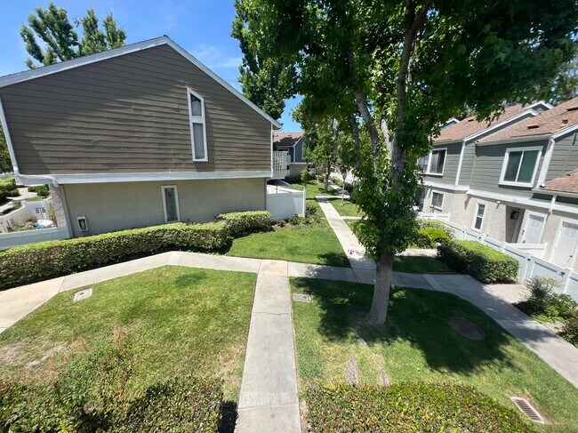 Building Photo - 36 Birchwood Ln
