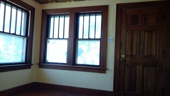 Building Photo - Now leasing for MAY 2026! Check out our 4 bedroom/3 bath house in Cedar Falls!