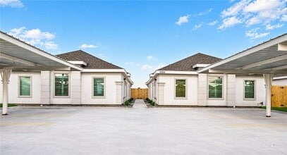 Building Photo - 1505 Shavano Dr