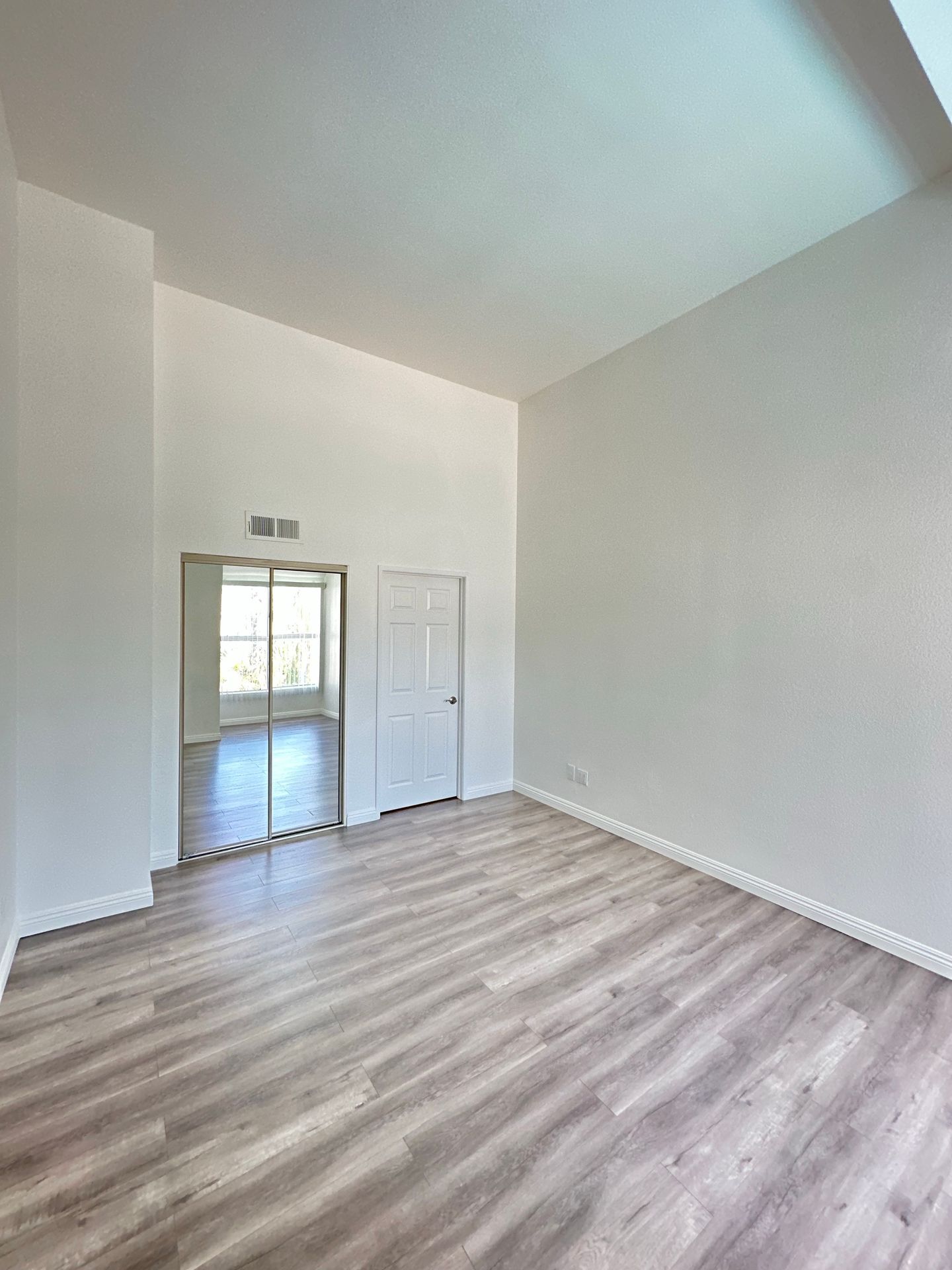 Building Photo - 5455 Sylmar Ave