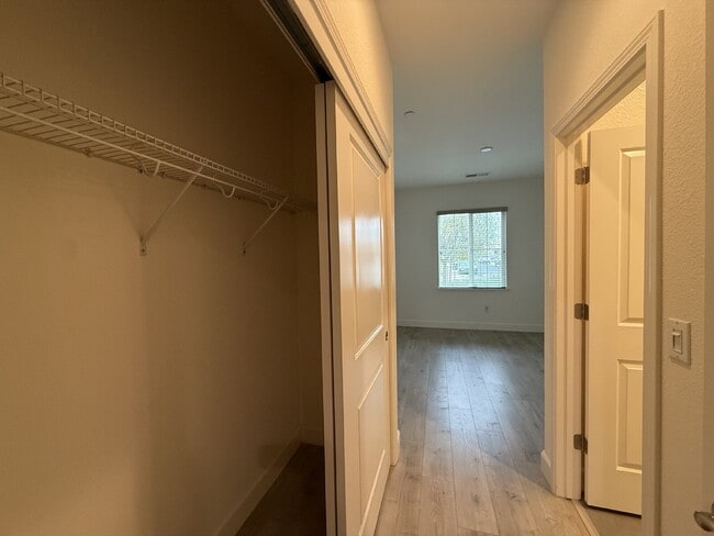 Building Photo - Modern 4-bedroom 3-bath available in Elk Grove