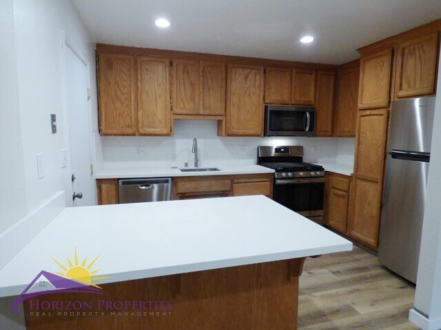 Building Photo - 4000-4002 Earnscliff Ave