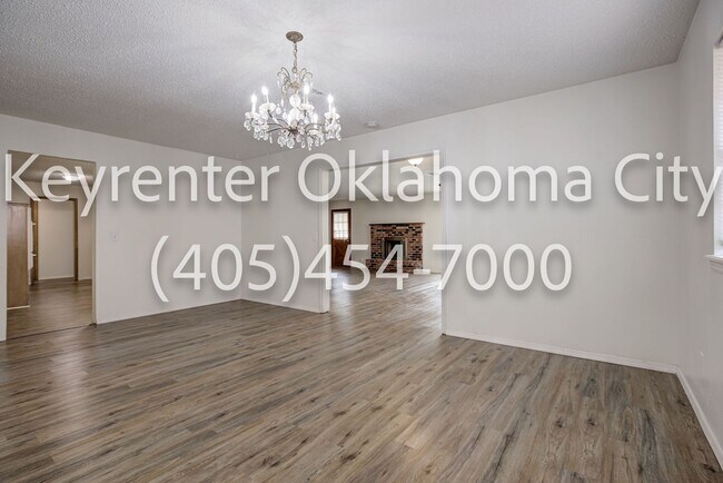 Building Photo - Massive 3BD/2BTH Home Minutes from the Highway.