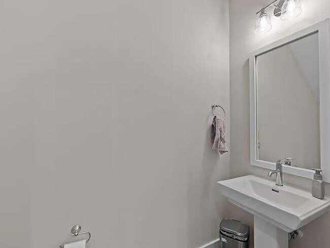 Building Photo - Lease OR Lease to Own