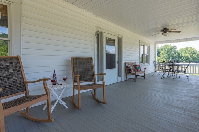 Building Photo - Weaverville Farmhouse Rental!