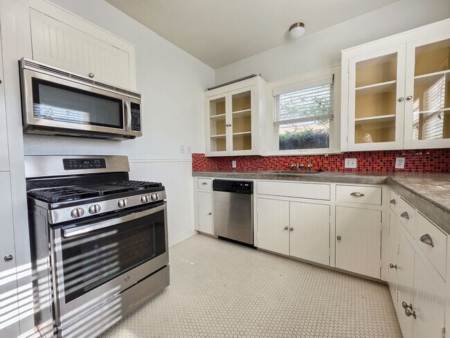 Building Photo - 3901 Red River St