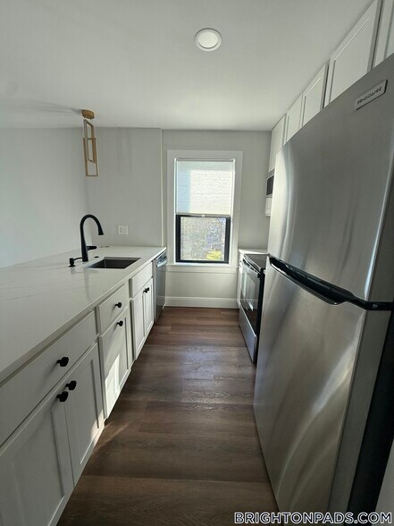 Building Photo - 35 Hunnewell Ave