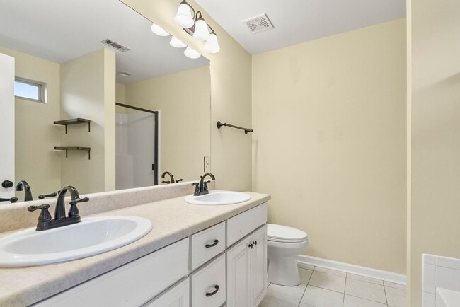 Building Photo - Nice 3 Bed 2 Bath Available in August! Book Your Tour Today!