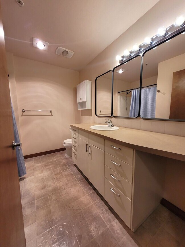 Building Photo - Tranquil One Bedroom Condo in central location - Gladstone