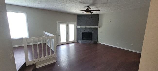 Building Photo - Clean 3 bedrooms, 2 baths, single garage w/remote control, and fenced yard!!