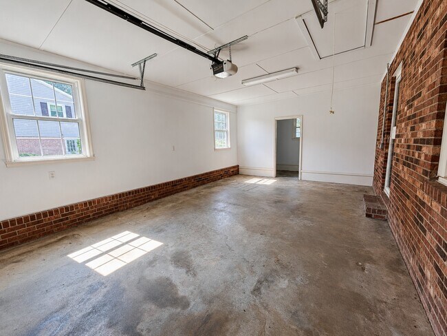 Building Photo - 813 Branchwood Dr