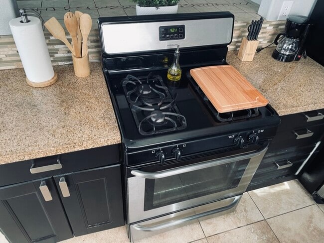 stove in kitchen - 292 E 42nd St