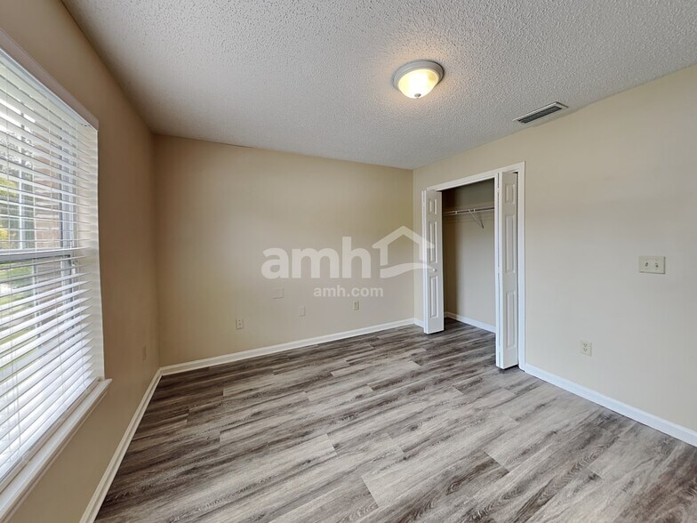 Building Photo - 685 Mackenzie Cir