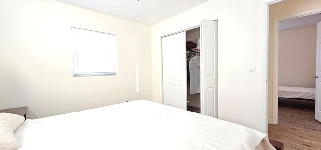 Building Photo - 323 Seminole Ct