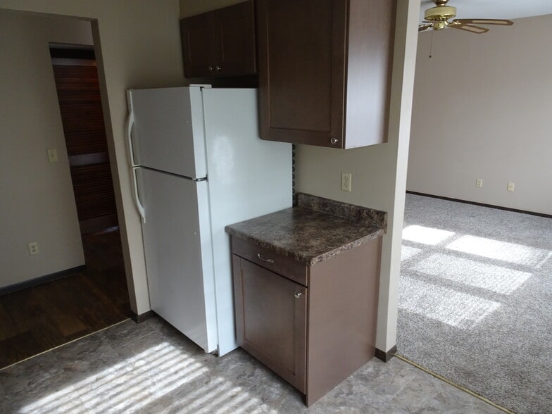 Kitchen - 404 Plaza Heights Rd