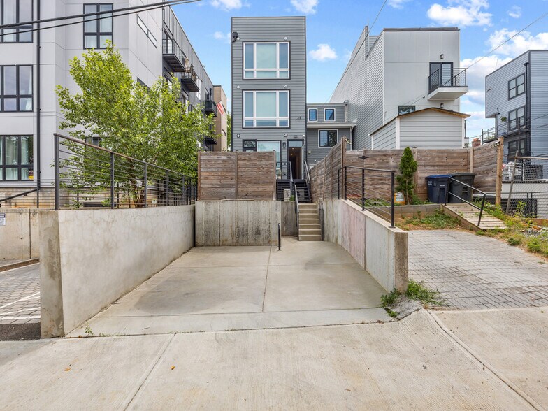Building Photo - 1014 1/2 17th Pl NE