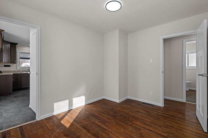 Building Photo - 1655 Fenmore Dr