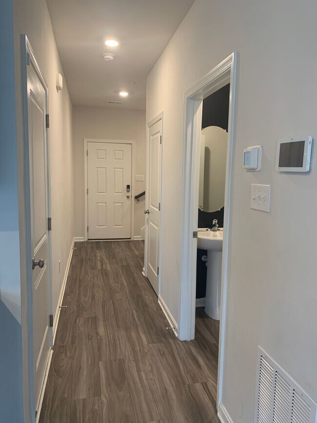 Building Photo - MOVE IN SPECIAL!!! Pay 1/2 the rent for th...
