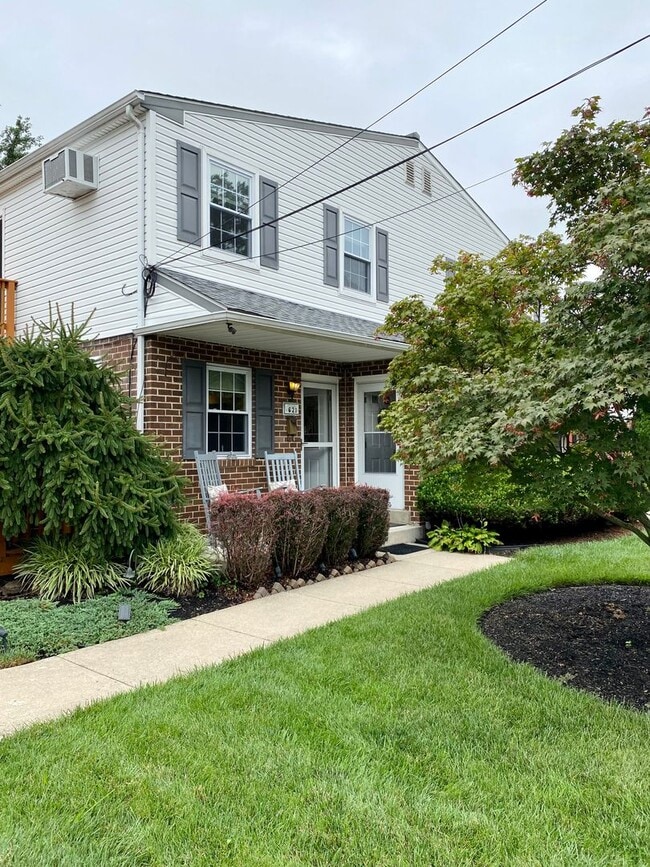 Building Photo - Spruce St 621 - “PM HOLD FUNDS $700.00 4/2...