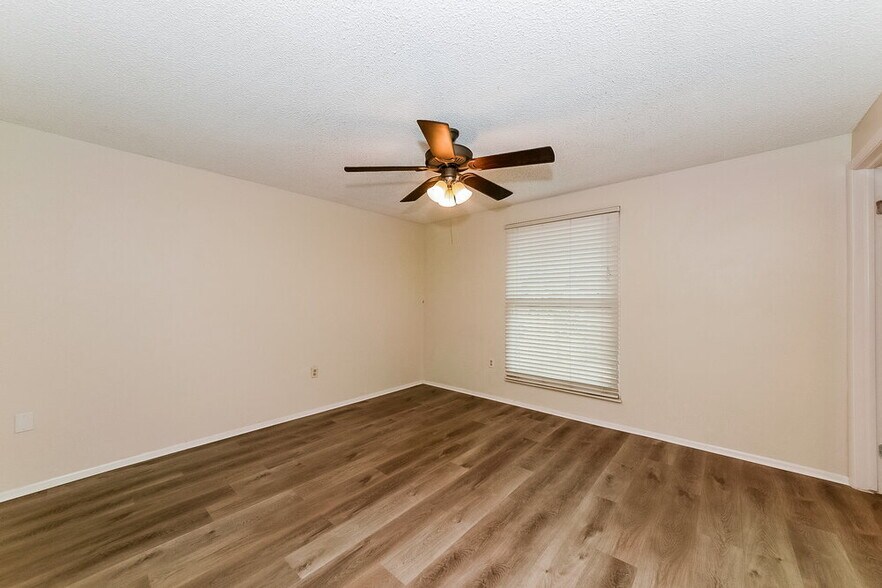 Building Photo - 6205 37th Ave W