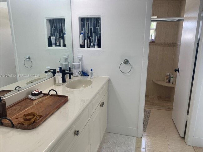 Building Photo - 2925 E Aviary Dr