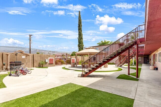 Building Photo - 1539 Pumalo St E