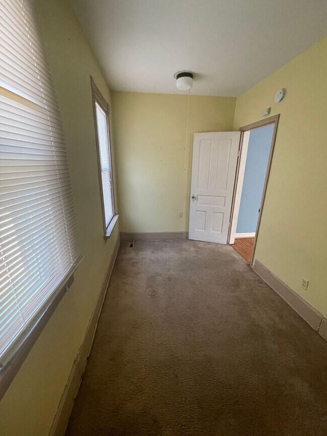 Building Photo - *** Winter Special: First month's rent FREE with signed lease!!! - Charming 2 bed 1 bath located ...