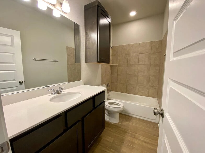 Building Photo - Room in House on Pecan Island Dr