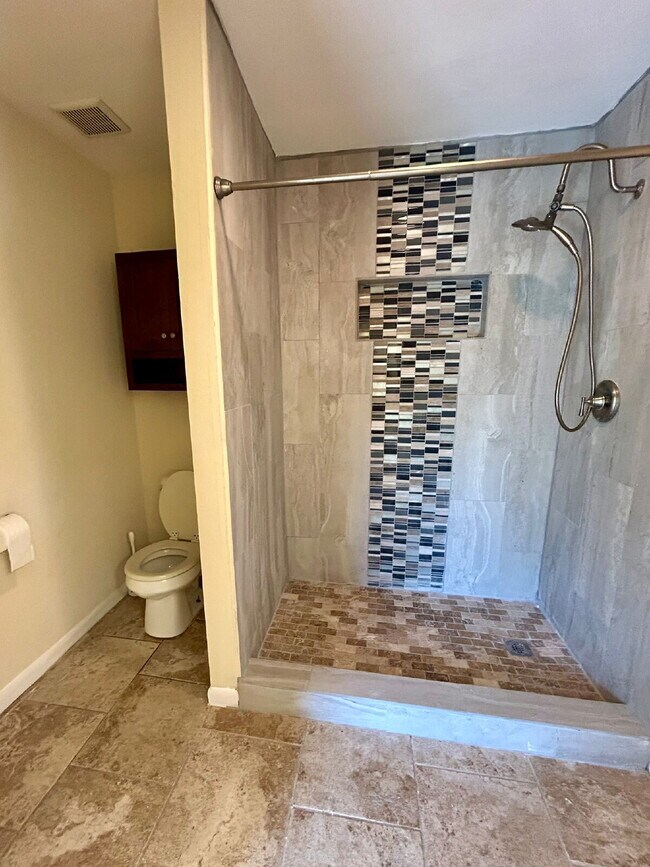 Building Photo - Spacious 5-Bedroom Home Steps from Walnut ...