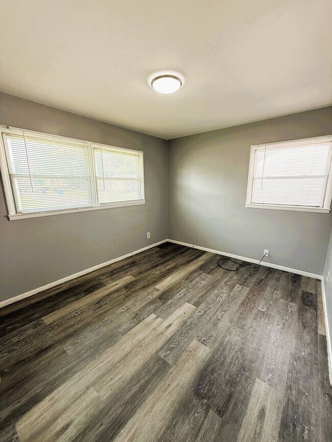 Building Photo - 323 Shepley Dr