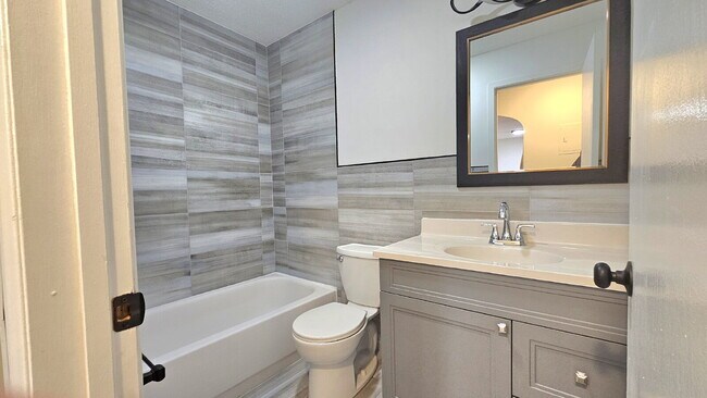 Building Photo - "Chic Urban Living: Cozy 1-Bedroom Condo in Prime Minneapolis Location!"