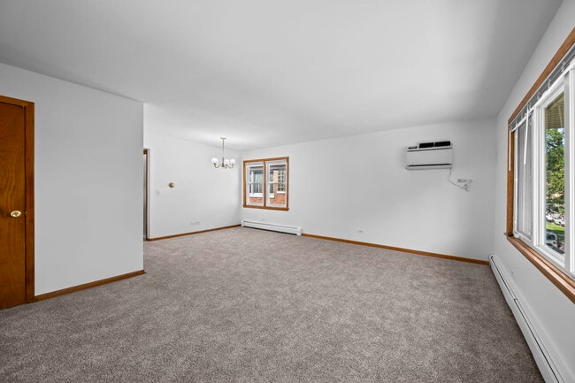 Building Photo - 5421 W Windsor Ave