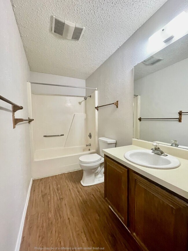 Building Photo - 3 Bedroom/2 Bath Apartment - New Paint & W...