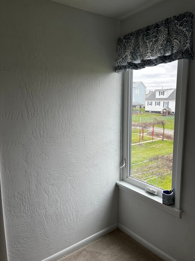 Building Photo - 201 Oak St