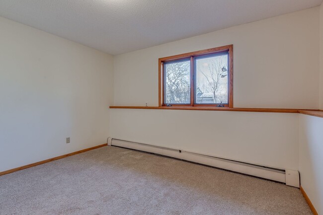 Building Photo - 4bd PLUS OFFICE 2ba 2car garage overlookin...