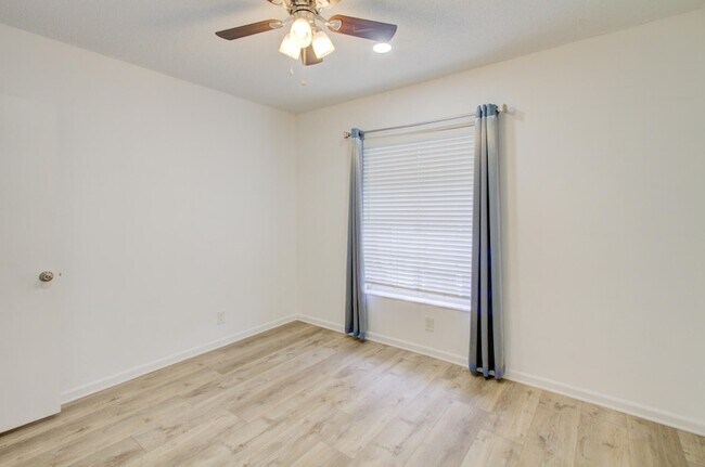 Building Photo - 2260 NE 67th St