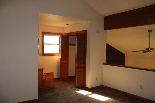 Building Photo - 89 Valley View Dr