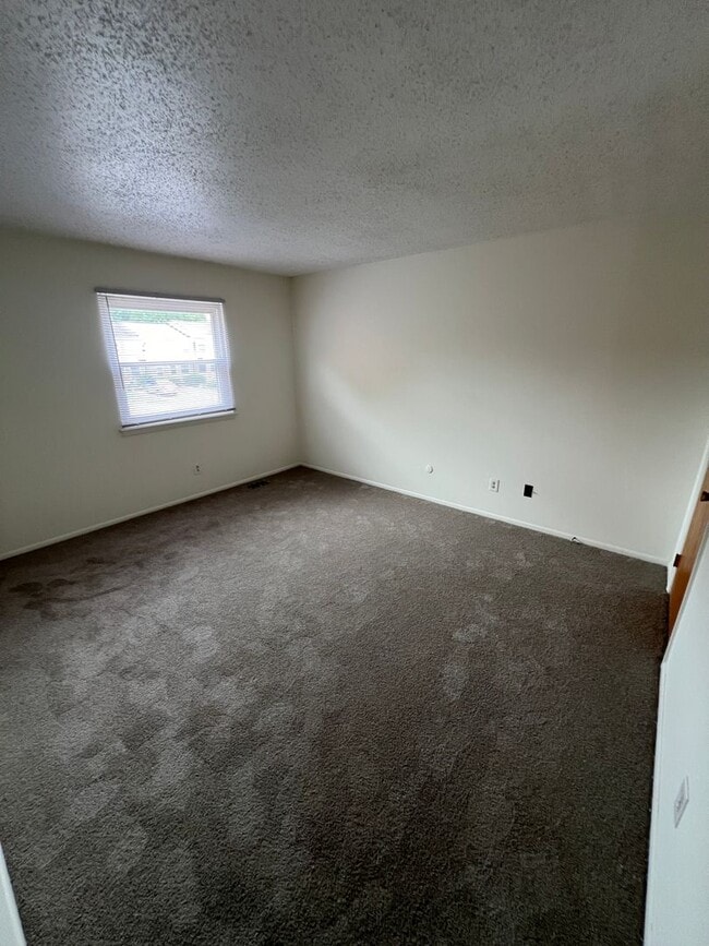 Building Photo - Large Townhouse in Virginia Beach with a Fenced Yard!