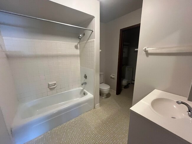 Building Photo - 207 Williamsburg Dr