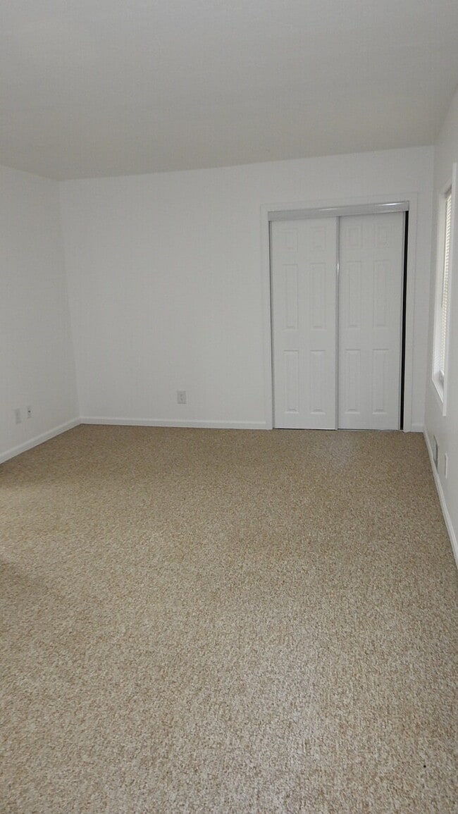 Building Photo - 4 bed 2 bath for Rent in Roeland Park, KS
