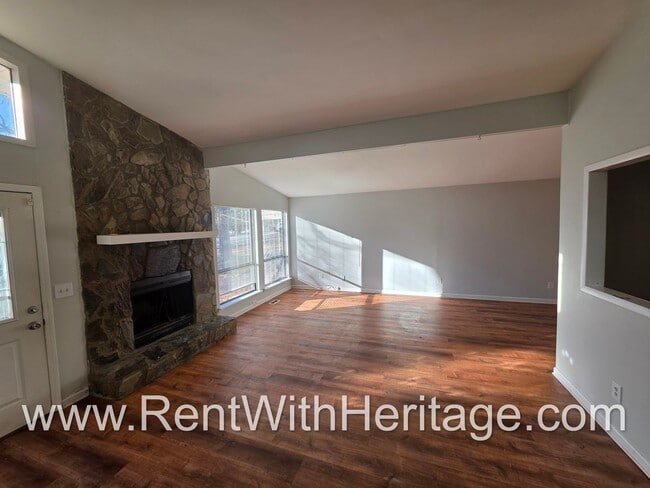 Building Photo - Amazing 3 Bedroom/ 2 Bath Home / Spacious Livingroom /  Flex Room / 1/2 Acre / Fenced Yard / Grea...