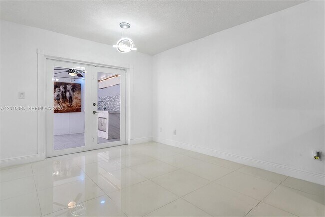 Building Photo - 11465 NW 88th Ct