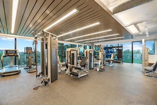 Building Photo - 525 Olive St